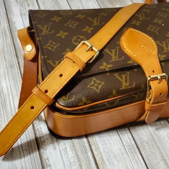 Louis Vuitton Cartouchiere 26 GM Crossbody - Picture 10 of 16
